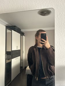 Damen Braune Wildlederoptik Bomberjacke mit Reißverschluss – Größe XS – Bild 2 von 3