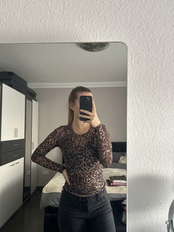 Damen Langarmshirt mit Leopardenmuster, figurbetont – Größe S – Braun