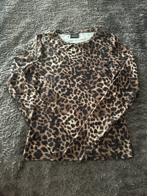Damen Langarmshirt mit Leopardenmuster, figurbetont – Größe S – Braun – Bild 2 von 2