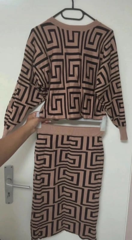 Damen Strick-Set mit Mäandermuster – Pullover und Rock – Einheitsgröße – Beige/Weiß