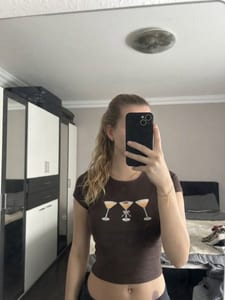 Damen Braunes Kurzarm-Shirt mit Cocktailglas-Print – Größe S