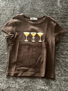 Damen Braunes Kurzarm-Shirt mit Cocktailglas-Print – Größe S – Bild 2 von 2