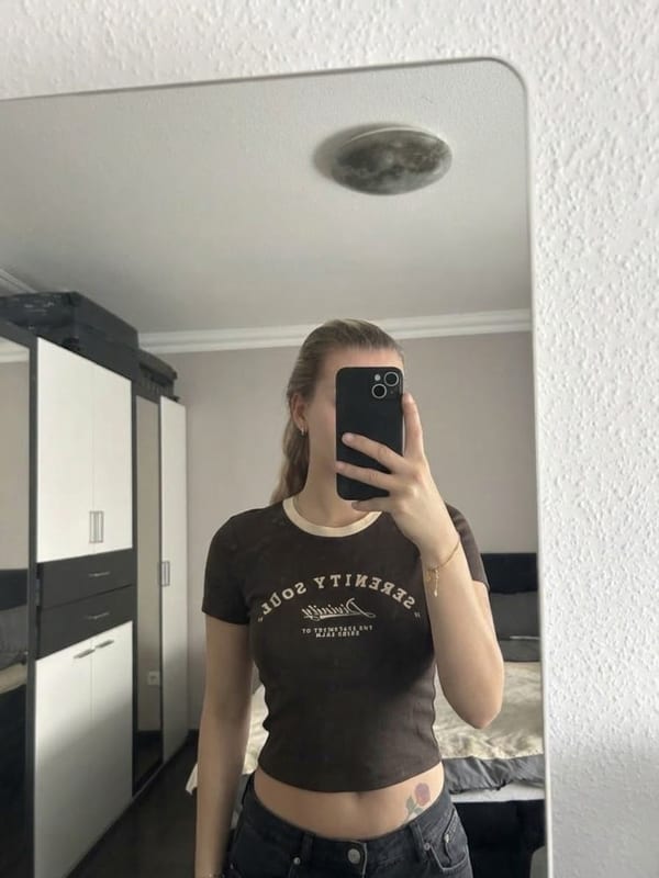 Damen Cropped Ringer-T-Shirt mit Aufdruck – dunkelbraun – Größe XS