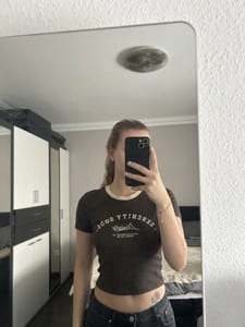 Damen Cropped Ringer-T-Shirt mit Aufdruck – dunkelbraun – Größe XS