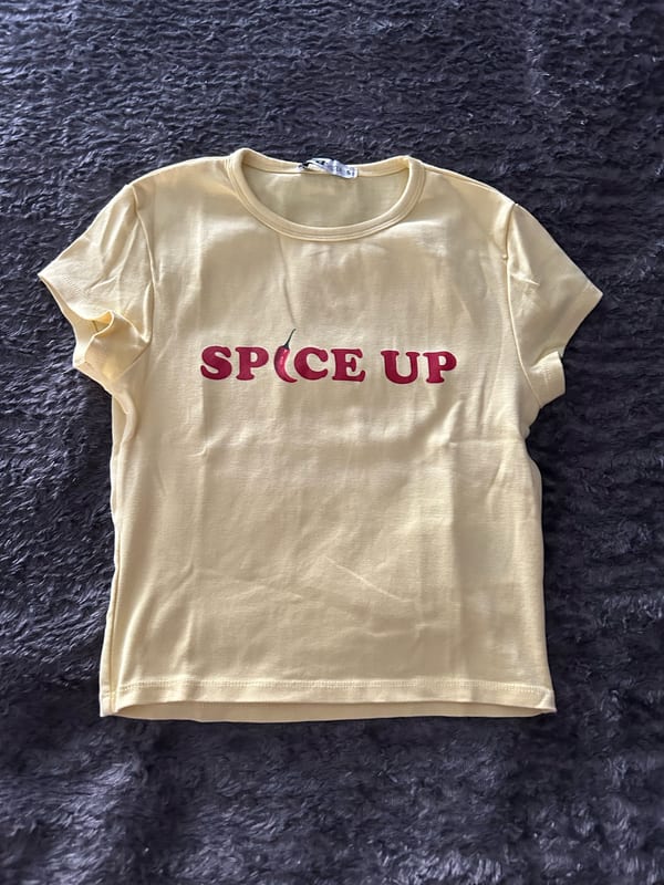 Gelbes Baby-T-Shirt mit „Spice Up“-Print – Größe S – Bild 2 von 2