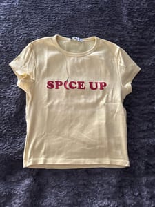 Gelbes Baby-T-Shirt mit „Spice Up“-Print – Größe S – Bild 2 von 2