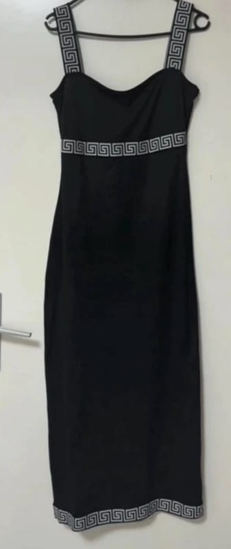 Damen Schwarzes Maxikleid mit schwarz weißem Mäanderband – Größe L