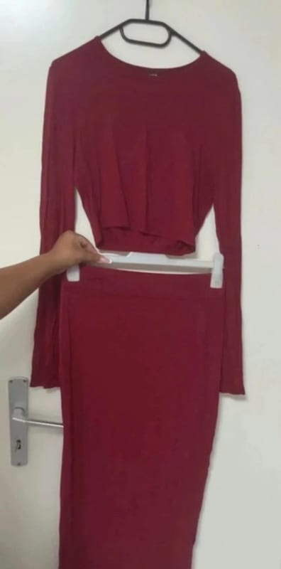 Damen Zweiteiler Langarm-Crop-Top mit langem Rock – Größe M – Braun/Rot – Bild 2 von 2