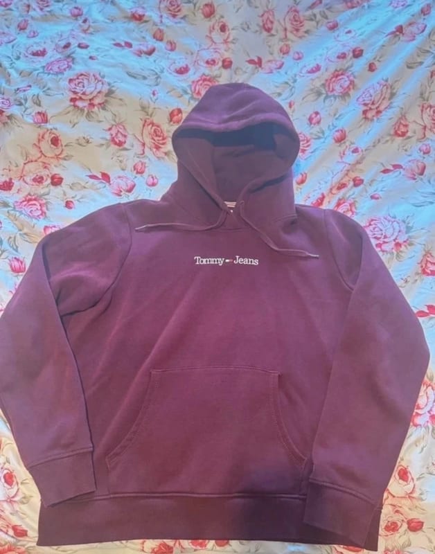 Herren Kapuzenpullover in Bordeaux mit weißem Schriftzug Tommy Hilfiger – Größe L – Rot