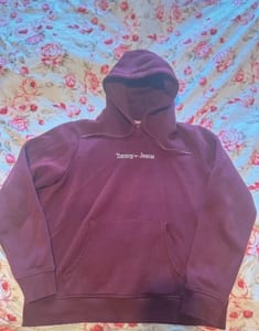 Herren Kapuzenpullover in Bordeaux mit weißem Schriftzug Tommy Hilfiger – Größe L – Rot