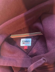 Herren Kapuzenpullover in Bordeaux mit weißem Schriftzug Tommy Hilfiger – Größe L – Rot – Bild 2 von 2