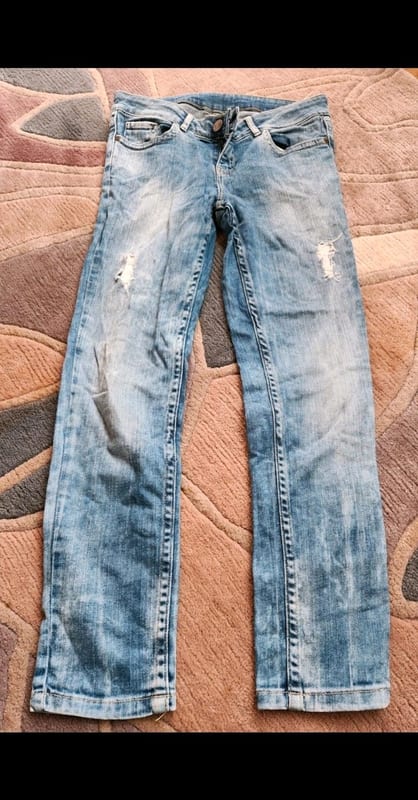 Damen Helle Jeans mit Used-Waschung und Rissen Modern Gr. S – Blau – Bild 2 von 4