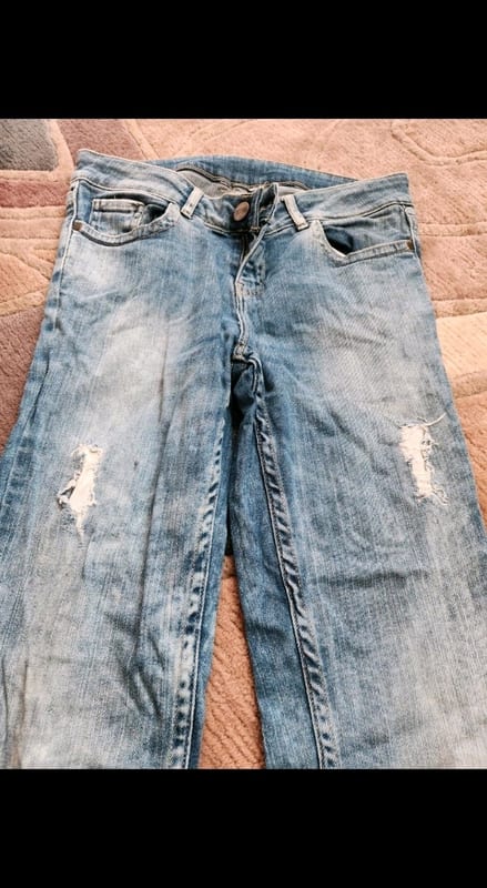 Damen Helle Jeans mit Used-Waschung und Rissen Modern Gr. S – Blau – Bild 4 von 4