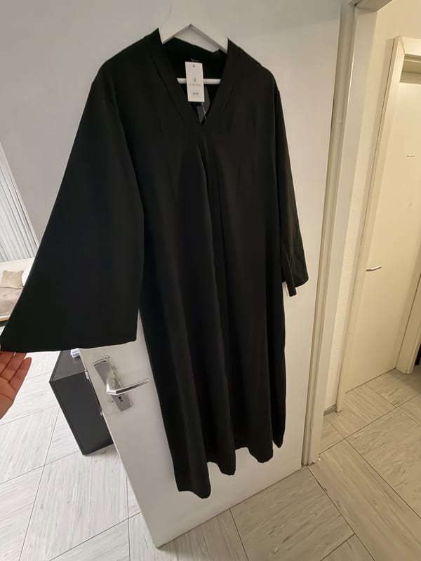 Damen Schwarzes langes Kleid mit V-Ausschnitt und weiten Ärmeln – Einheitsgröße
