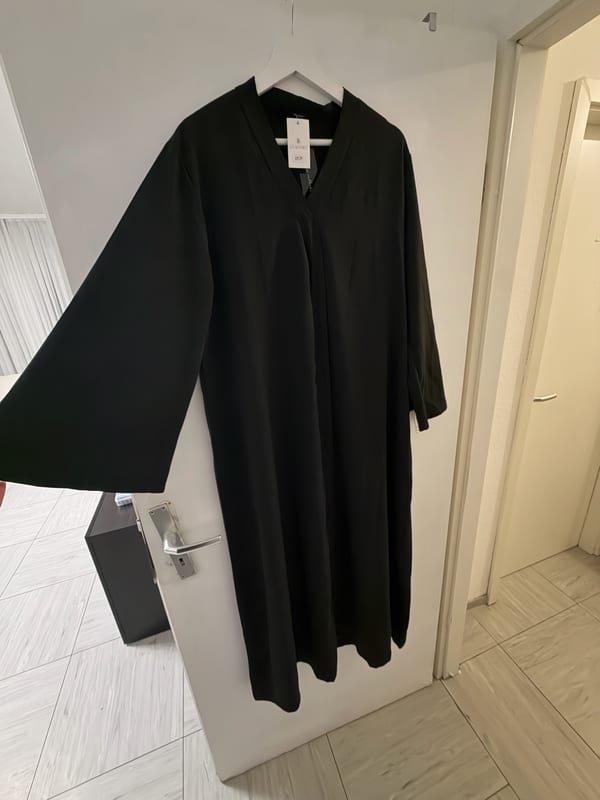 Damen Schwarzes langes Kleid mit V-Ausschnitt und weiten Ärmeln – Einheitsgröße – Bild 2 von 4