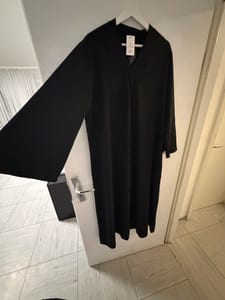 Damen Schwarzes langes Kleid mit V-Ausschnitt und weiten Ärmeln – Einheitsgröße – Bild 3 von 4