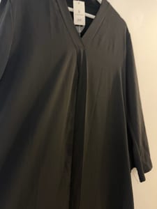 Damen Schwarzes langes Kleid mit V-Ausschnitt und weiten Ärmeln – Einheitsgröße – Bild 4 von 4