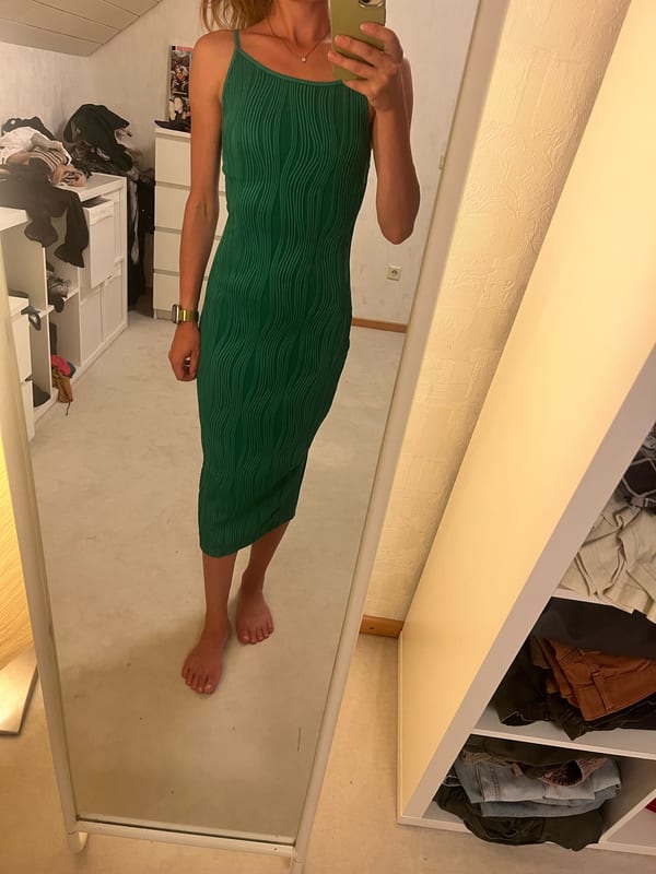 Damen Grünes Midikleid mit Wellenstruktur und Trägern