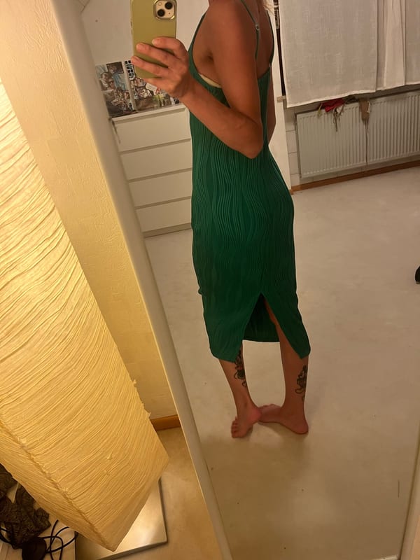 Damen Grünes Midikleid mit Wellenstruktur und Trägern – Bild 2 von 3