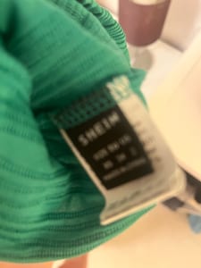Damen Grünes Midikleid mit Wellenstruktur und Trägern – Bild 3 von 3