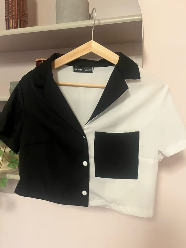 Damen Cropped Hemdbluse Schwarz-Weiß mit Brusttasche – Kurzarm – Größe 34