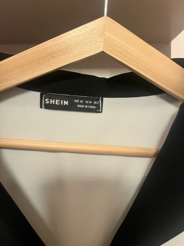 Damen Cropped Hemdbluse Schwarz-Weiß mit Brusttasche – Kurzarm – Größe 34 – Bild 2 von 2