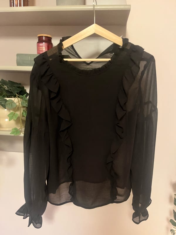 Damen Schwarze Chiffonbluse mit Volant – Größe 32