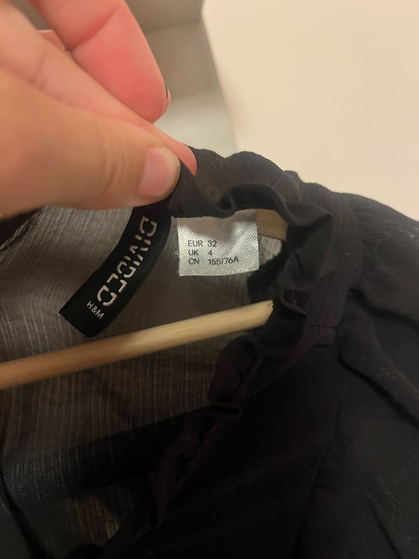 Damen Schwarze Chiffonbluse mit Volant – Größe 32 – Bild 3 von 3