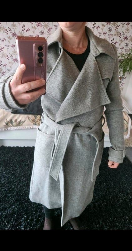 Grauer Wickelmantel mit Gürtel – Damen Mantel Gr. M Review – Bild 3 von 6