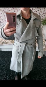 Grauer Wickelmantel mit Gürtel – Damen Mantel Gr. M Review – Bild 3 von 6