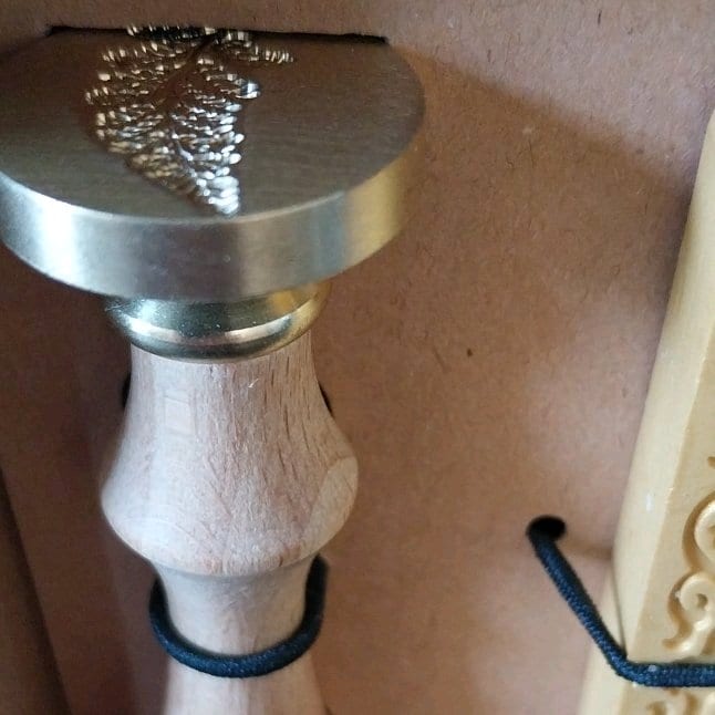 Wachssiegel-Set mit Holzgriff und Siegelstange – Bild 4 von 5